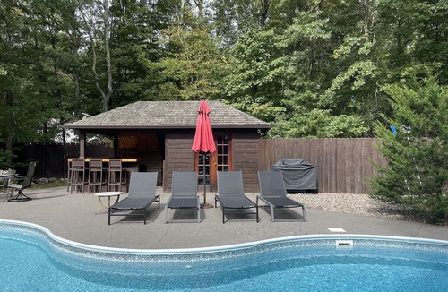 Pine Bush House | Hudson Valley Group Getaway - 1.5hrs from NYC with Heated Pool, Hot Tub, Sauna!
