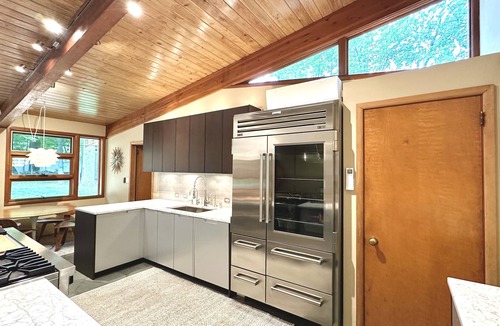 Monroe House | Hudson Valley Mid Century Monroe Bungalow -1 hr from NYC - Gourmet Kitchen