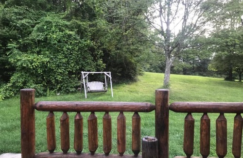 Rhinebeck House | Hudson Valley, Rhinbeck, pristine log home with over 8 acres of land!