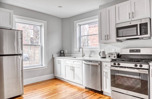 Aspinwall Hill Apartment | Huge 3b in desirable & quiet area. Near grocery and T-stop by Blueground