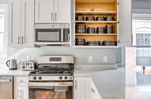 Aspinwall Hill Apartment | Huge 3b in desirable & quiet area. Near grocery and T-stop by Blueground