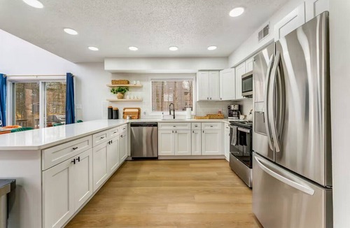 East Stroudsburg House | HUGE 5BR Private Pickleball, Basketball, Theater!