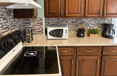 Erie Apartment | Huge Apartment in Beautiful Brick House ★ Near All