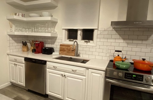 Bristol Apartment | Huge apartment in Bristol Beautiful Historical home with pool and playground