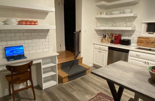 Bristol Apartment | Huge apartment in Bristol Beautiful Historical home with pool and playground
