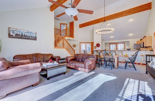 Tannersville Cabin | ⭐️ Huge Cabin 3min to Camelback + Hot Tub, Pool, Fireplace, Grill & Deck