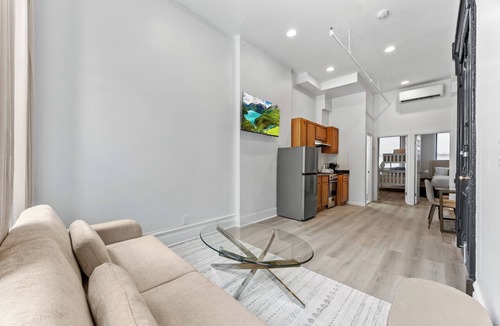 East Harlem Apartment | Huge Full Floor 2 BR 1B centrally located apartment sleeps 6. Full Kitchen!