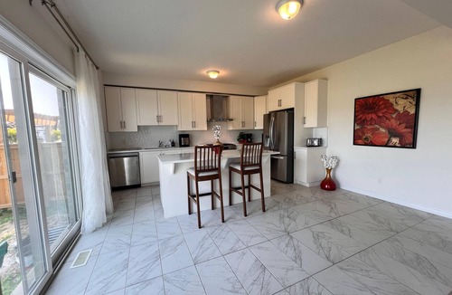 Ayr House | Huge Home/9 Beds 3.5 WR/Sleeps 20+/75"TV/Reunions/Events/Main floor Bedroom