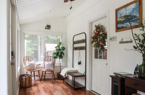 Circleville House | Huguenot Retreat w/Screened Porch & Lake Access!
