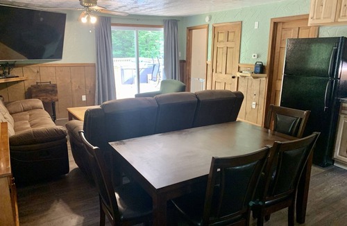 Bartlett House | Humphreys Ledge Adventure with Hot Tub, Arcade & Games Galore! 5 minutes to town