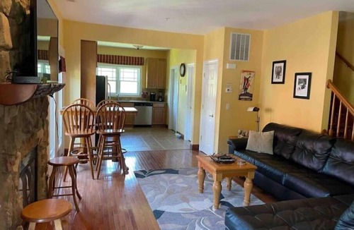Hunter Condo | Hunter Mountain 2 Bedroom Condo - Steps to Ski Slopes!
