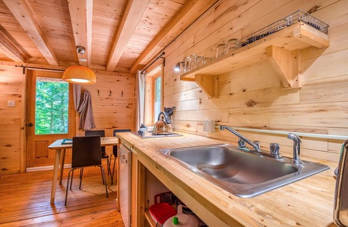 Albany Ski Chalet | Huttopia Chalets - Wooden family-sized Chalet nestled in the White Mountains