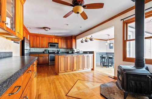 Poughkeepsie House | HV Spacious Retreat sleeps 13 with pool and hot tub