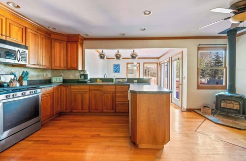 Poughkeepsie House | HV Spacious Retreat sleeps 13 with pool and hot tub