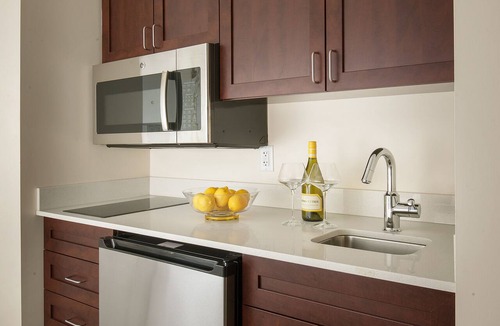 Hyannis Hotel | Hyannis Harbor Hotel - Harborside Tower King Harborfront Suite with Kitchen