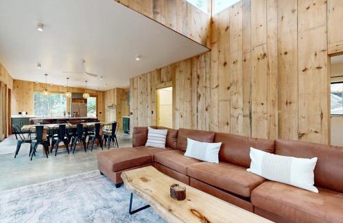 Hope House | Idyllic lakeside house with outdoor sauna, patio and firepit