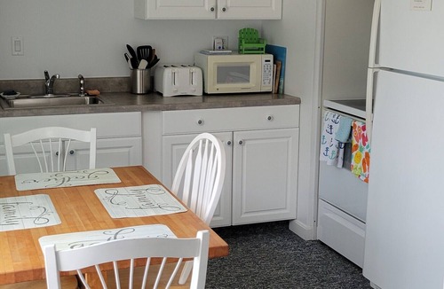 Newport Cottage | Immaculate Cottage, Huge Deck And Great Back Yard For All Your Yard Games.