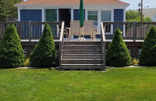 Newport Cottage | Immaculate Cottage, Huge Deck And Great Back Yard For All Your Yard Games.
