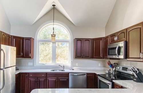 Campton House | Immaculate home with breathtaking Mountain View