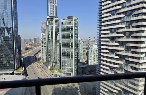 Toronto Entertainment District Condo | In the heart of Toronto's Entertainment district with a lake view family abode.