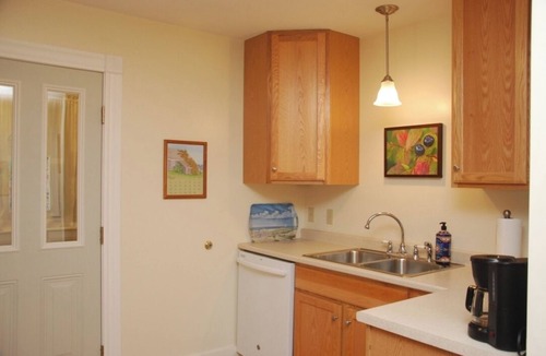 Bar Harbor Apartment | In-Town Bar Harbor, One Bedroom, Huckleberry Suit