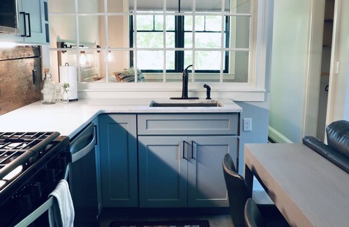 Holderness House | In-town Couples Getaway with Dockslipl