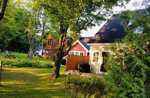 Holderness House | In-town Couples Getaway with Dockslipl