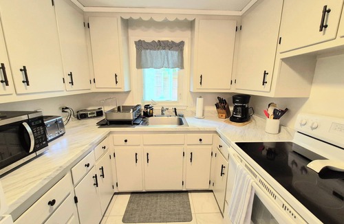 Tisbury House | IN-TOWN-WALK TO EVERYTHING! Adorable & Affordable! A/C units in each bedroom!