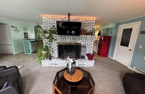 Monroe House | Indoor Pool & Hot Tub. Pets stay Free.