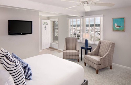 Niantic Bed & Breakfast | Inn at Harbor Hill Marina