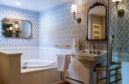New London Hotel | Inn at Pleasant Lake