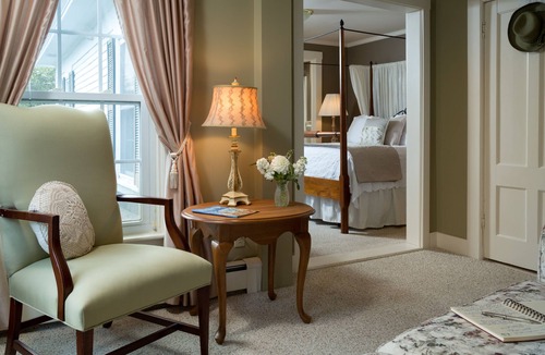New London Hotel | Inn at Pleasant Lake