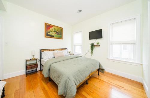 Dorchester Apartment | Inviting 4BR Boston Apt - Kid Friendly - Near I-95 & Free Parking 90-2