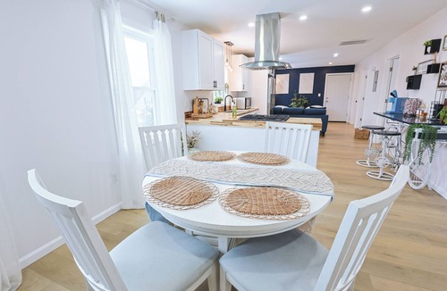 Providence Apartment | Iris Spa Retreat Modern 3BR w/Purified Water