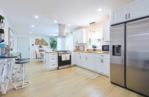 Providence Apartment | Iris Spa Retreat Modern 3BR w/Purified Water