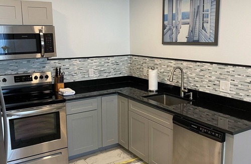 Fifth Ward Apartment | IRISH AMERICAN INN - Cliff Walk - free parking