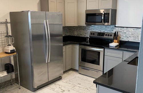Fifth Ward Apartment | IRISH AMERICAN INN - Cliff Walk - free parking