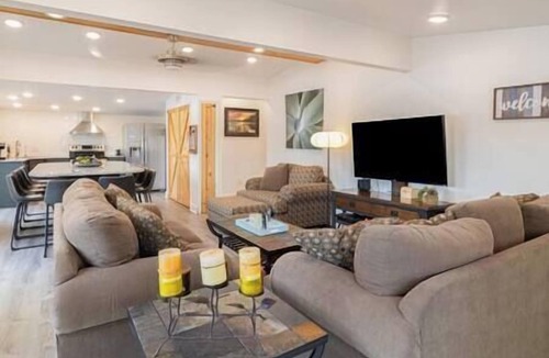 Hamilton House | Island House on Lake Moraine