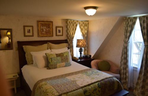 Bellevue Avenue Historic District Bed & Breakfast | Ivy Lodge