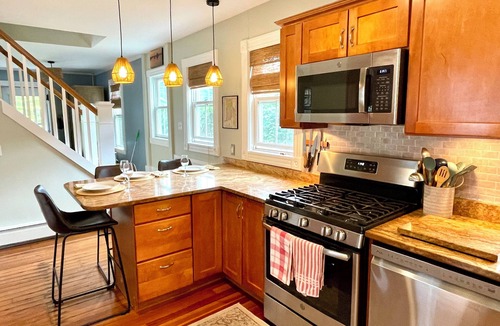 Jamestown House | Jamestown, In-Town Cottage, walk to restaurants and shops