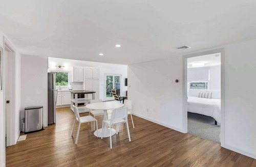 East Falmouth House | Jenkins Pond Beach Access, Basketball Hoop & Grill | Bright Cape Cod Retreat near Jenkins Pond in Falmouth. Parking, Modern Retreat with Outdoor Space, 24 Hour Hospitality