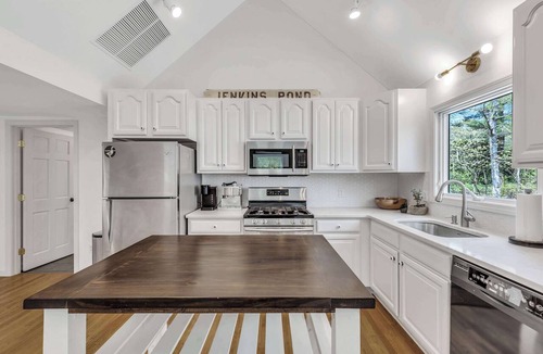 East Falmouth House | Jenkins Pond Beach Access, Basketball Hoop & Grill | Bright Cape Cod Retreat near Jenkins Pond in Falmouth. Parking, Modern Retreat with Outdoor Space, 24 Hour Hospitality