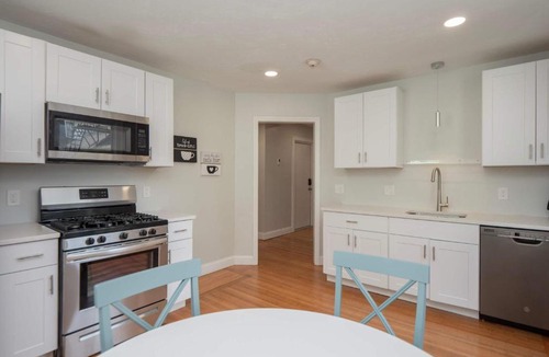 College Hill Apartment | Jennifer's Cozy Apt Near Brown w In Unit Laundry