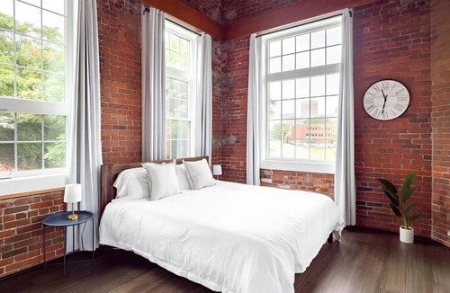 College Hill Apartment | Jennifer's Historic Riverfront Loft City Views