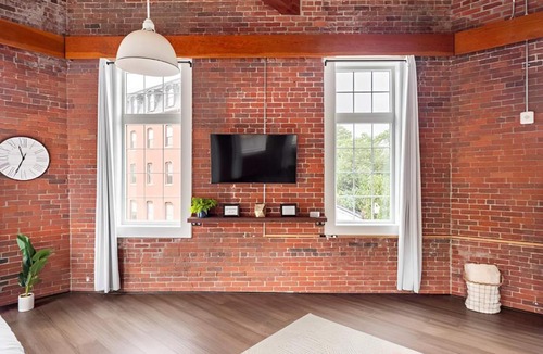 College Hill Apartment | Jennifer's Historic Riverfront Loft City Views