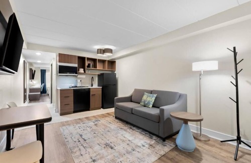 Tinton Falls Hotel | Jersey Shore 2 Queen Suite Bar, Pool & Gym