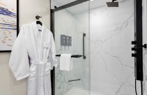 Tinton Falls Hotel | Jersey Shore 2 Queen Room w/Pool & Gym