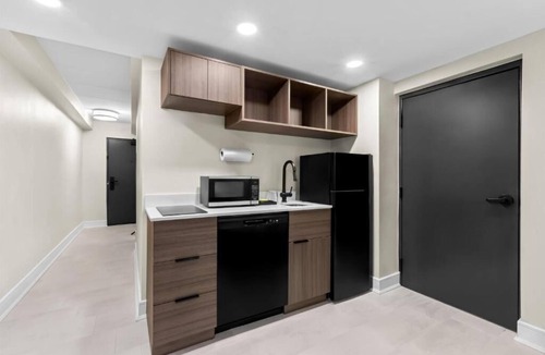 Tinton Falls Hotel | Jersey Shore King Room Bar, Pool & Gym