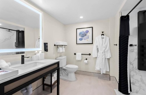 Tinton Falls Hotel | Jersey Shore King Room Bar, Pool & Gym