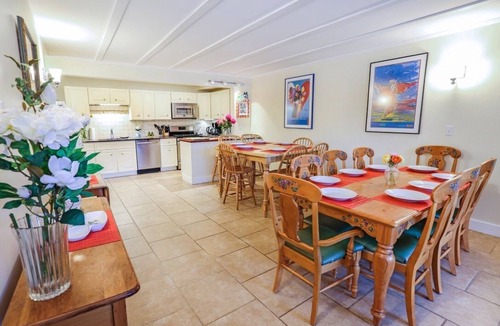 Manchester House | July 4 special: Sleep 20, 6BR/6BA. Pool, tennis, views, resort. Dogs loved!